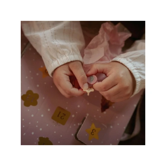 Adventný kalendár Little Dutch s náramkami, príveskami a samolepkami pre deti