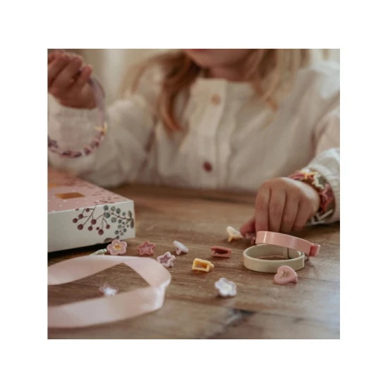 Adventný kalendár Little Dutch s náramkami, príveskami a samolepkami pre deti