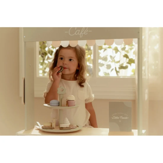 Dvojposchodový drevený stojan na pečivo Little Dutch s rôznymi sladkými zákuskami a obrázkovým menom, ideálny pre deti od 2 rokov.