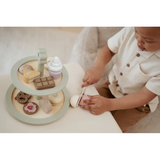 Dvojposchodový drevený stojan na pečivo Little Dutch s rôznymi sladkými zákuskami a obrázkovým menom, ideálny pre deti od 2 rokov.