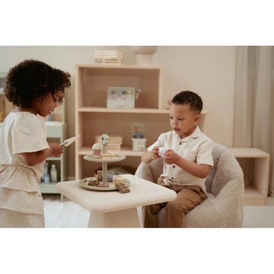 Dvojposchodový drevený stojan na pečivo Little Dutch s rôznymi sladkými zákuskami a obrázkovým menom, ideálny pre deti od 2 rokov.