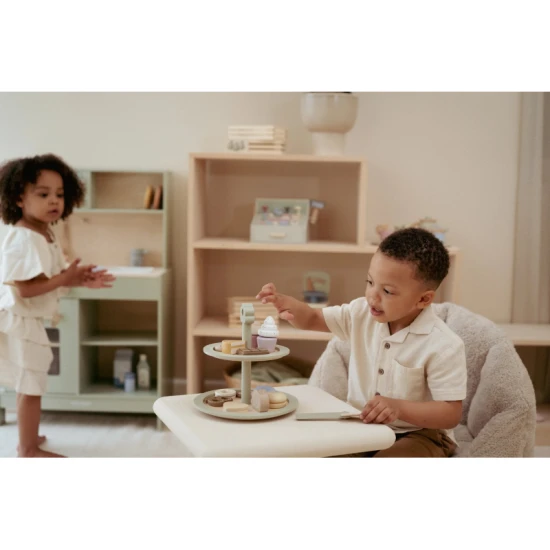 Dvojposchodový drevený stojan na pečivo Little Dutch s rôznymi sladkými zákuskami a obrázkovým menom, ideálny pre deti od 2 rokov.