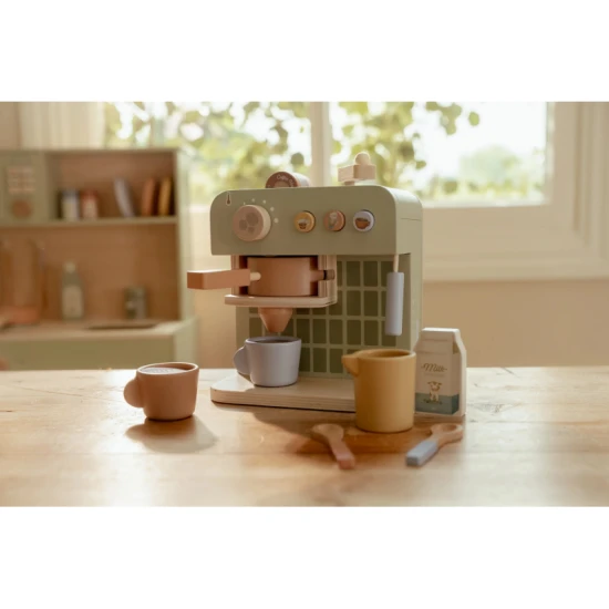 Drevený kávovar Little Dutch s kávovými kapsulami, mliekom, džbánkom a šablónami na latte art pre deti