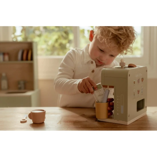 Drevený kávovar Little Dutch s kávovými kapsulami, mliekom, džbánkom a šablónami na latte art pre deti