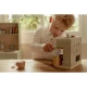 Drevený kávovar Little Dutch s kávovými kapsulami, mliekom, džbánkom a šablónami na latte art pre deti