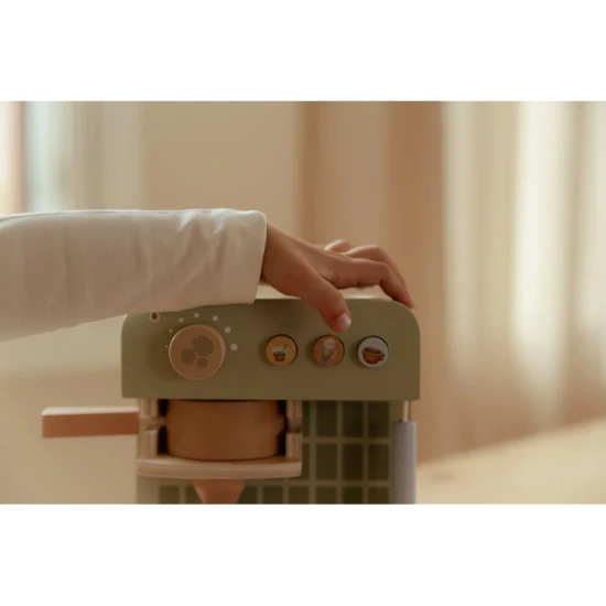 Drevený kávovar Little Dutch s kávovými kapsulami, mliekom, džbánkom a šablónami na latte art pre deti