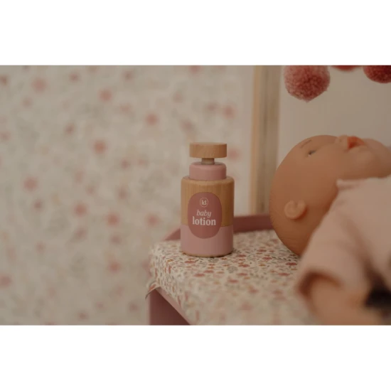 Drevený prebaľovací pult Little Dutch Soft Flowers pre deti – štýlová hračka pre starostlivosť o bábiky s kvetinovým potlačom