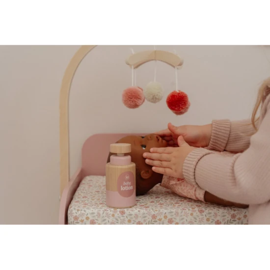 Drevený prebaľovací pult Little Dutch Soft Flowers pre deti – štýlová hračka pre starostlivosť o bábiky s kvetinovým potlačom