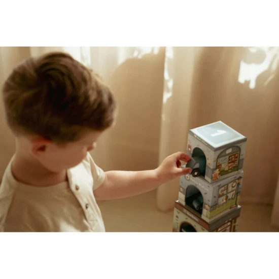 Drevená sada Little Dutch s kartónovými kockami a drevenými vozidlami, ideálna pre deti na stavanie a objavovanie