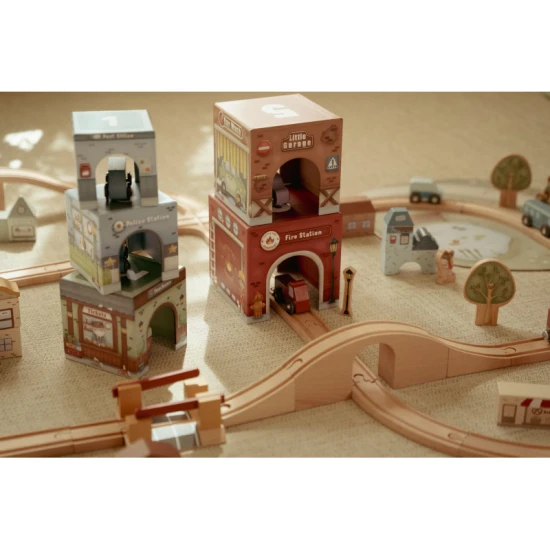 Drevená sada Little Dutch s kartónovými kockami a drevenými vozidlami, ideálna pre deti na stavanie a objavovanie