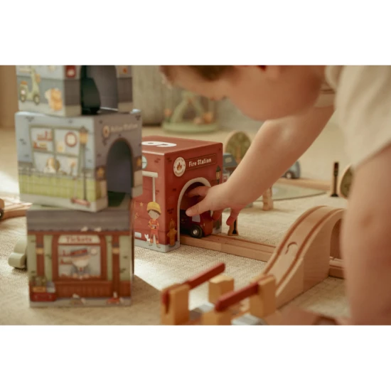 Drevená sada Little Dutch s kartónovými kockami a drevenými vozidlami, ideálna pre deti na stavanie a objavovanie