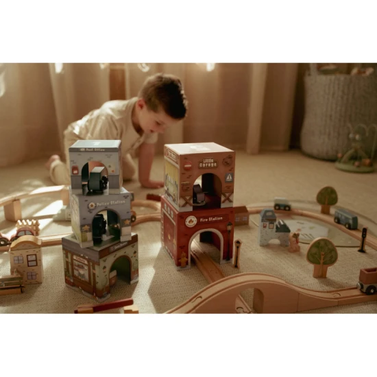 Drevená sada Little Dutch s kartónovými kockami a drevenými vozidlami, ideálna pre deti na stavanie a objavovanie