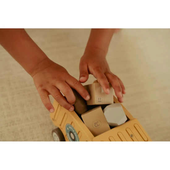 Drevený nákladiak so sklápačkou Little Dutch, detská hračka s figurkami vodičov a rôznymi nákladmi, ideálna pre malé deti