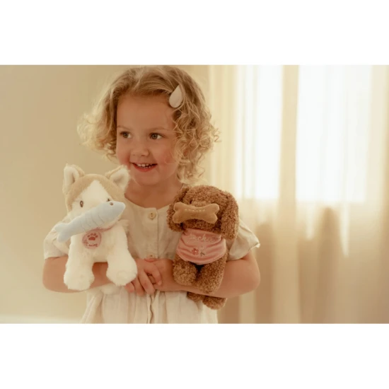 Plyšová mačička Marley v kvetovanej taške od Little Dutch, roztomilý kamarát na cesty pre deti.