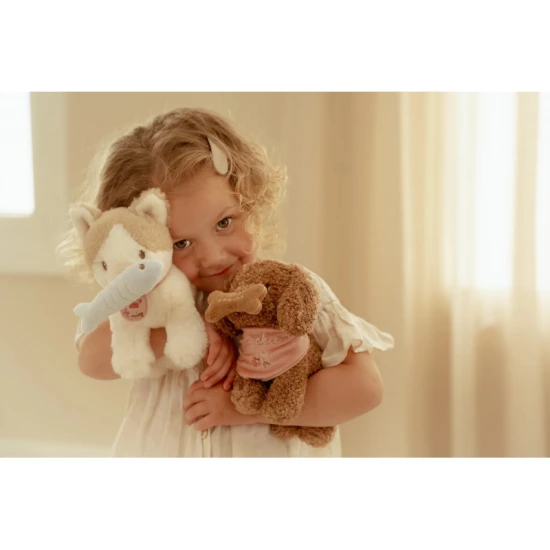 Plyšový psík Jackie v kvetinovej kabelke od Little Dutch, roztomilý kamarád na cesty pre deti.