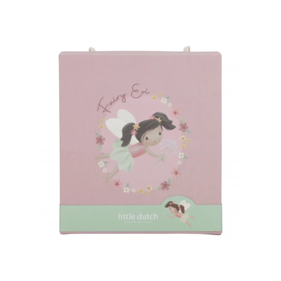 Nežná bábika víla Evi s jemnými krídlami a krásnymi šatami, vhodná na hranie aj maznanie