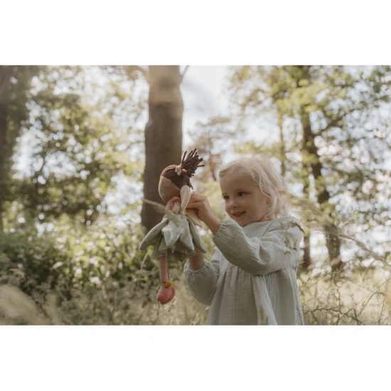 Nežná bábika víla Evi s jemnými krídlami a krásnymi šatami, vhodná na hranie aj maznanie