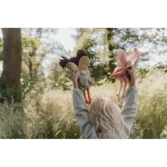 Nežná bábika víla Evi s jemnými krídlami a krásnymi šatami, vhodná na hranie aj maznanie