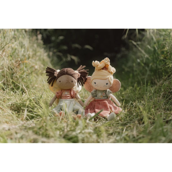 Nežná bábika víla Evi s jemnými krídlami a krásnymi šatami, vhodná na hranie aj maznanie