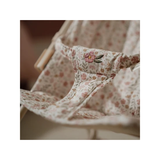 Kočík pre bábiky Little Dutch Soft Flowers v kvetinovom dizajne s bezpečnostným pásom a skladacou konštrukciou pre deti