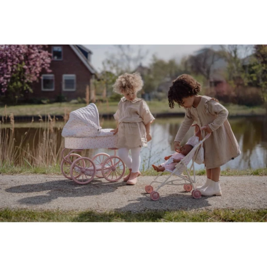 Kočík pre bábiky Little Dutch Soft Flowers v kvetinovom dizajne s bezpečnostným pásom a skladacou konštrukciou pre deti