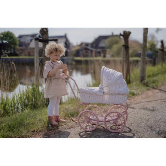Kočík pre bábiky Little Dutch Soft Flowers s kvetinovým dizajnom, skladacou strieškou a mäkkým matracom pre pohodlie bábiky