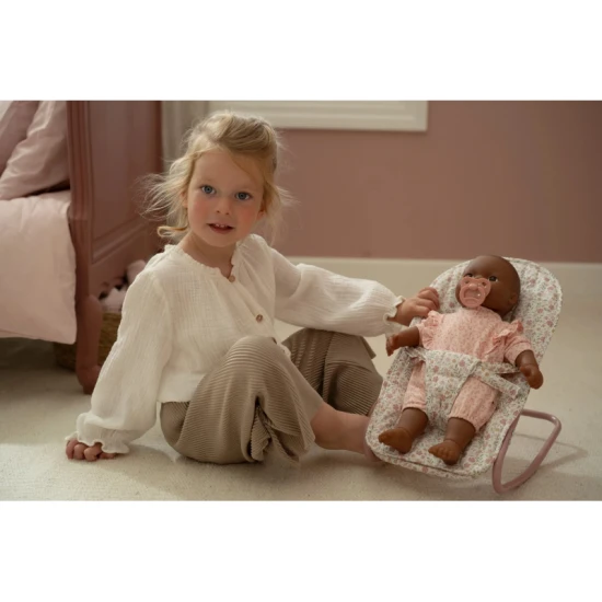 Hojdacie lehátko pre bábiky Little Dutch Soft Flowers s kvetinovým dizajnom, bezpečnostným pásom a mäkkým polstrovaním pre pohodlie bábiky