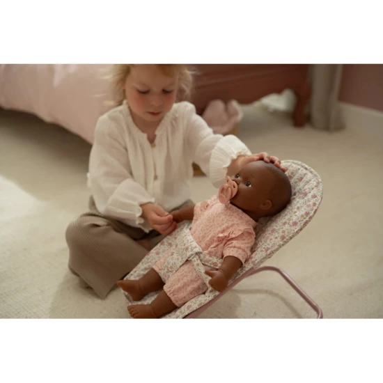 Hojdacie lehátko pre bábiky Little Dutch Soft Flowers s kvetinovým dizajnom, bezpečnostným pásom a mäkkým polstrovaním pre pohodlie bábiky