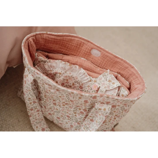 Prebaľovacia taška pre bábiky Little Dutch Soft Flowers s plienkou, prebaľovacou podložkou a podbradníkom v kvetinovom dizajne