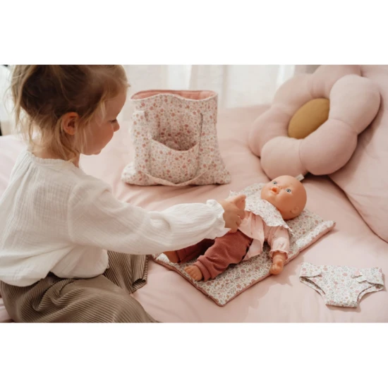 Prebaľovacia taška pre bábiky Little Dutch Soft Flowers s plienkou, prebaľovacou podložkou a podbradníkom v kvetinovom dizajne