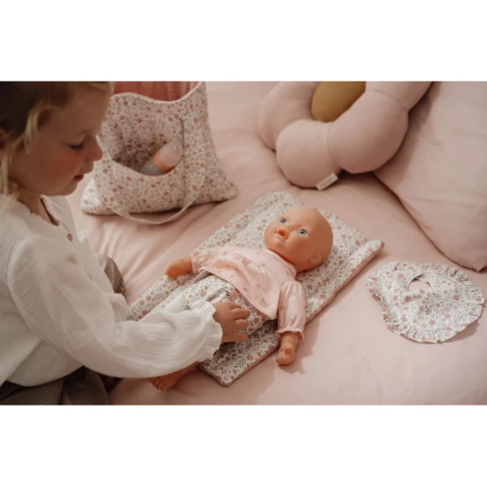 Prebaľovacia taška pre bábiky Little Dutch Soft Flowers s plienkou, prebaľovacou podložkou a podbradníkom v kvetinovom dizajne