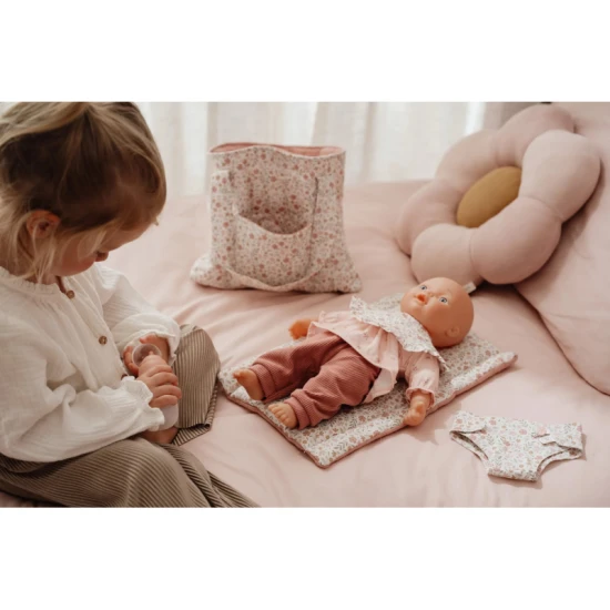Prebaľovacia taška pre bábiky Little Dutch Soft Flowers s plienkou, prebaľovacou podložkou a podbradníkom v kvetinovom dizajne