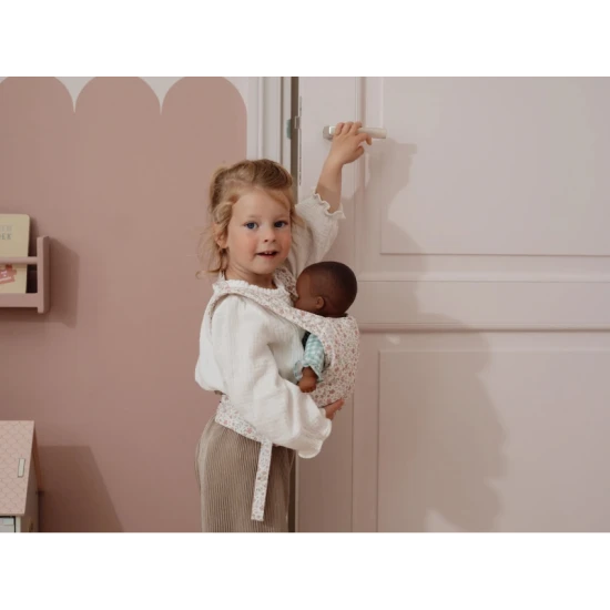 Nosič pre bábiky Little Dutch Soft Flowers s polstrovanými popruhmi a kvetinovým dizajnom, ideálny pre deti, ktoré sa starajú o svoje bábiky.