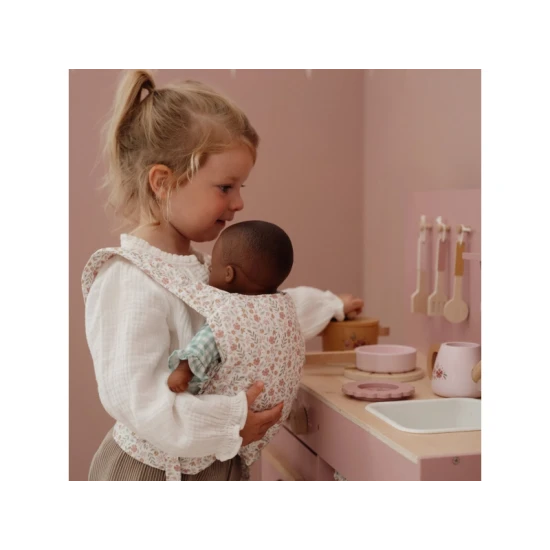 Nosič pre bábiky Little Dutch Soft Flowers s polstrovanými popruhmi a kvetinovým dizajnom, ideálny pre deti, ktoré sa starajú o svoje bábiky.