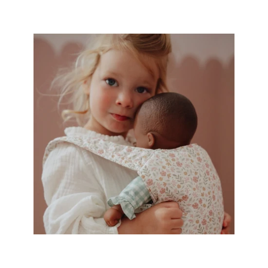 Nosič pre bábiky Little Dutch Soft Flowers s polstrovanými popruhmi a kvetinovým dizajnom, ideálny pre deti, ktoré sa starajú o svoje bábiky.