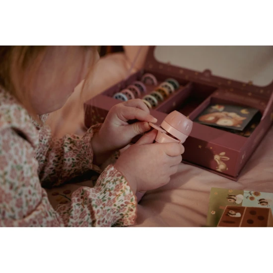 Detský projektor Little Dutch Pink – rozprávkové príbehy na premietanie s 12 kotúčmi a ilustrovanou knižkou