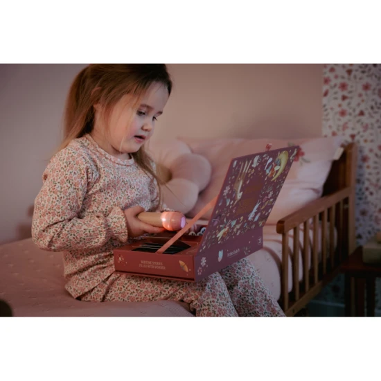 Detský projektor Little Dutch Pink – rozprávkové príbehy na premietanie s 12 kotúčmi a ilustrovanou knižkou