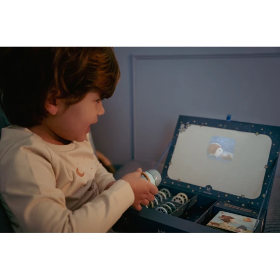 Detský projektor Little Dutch Blue – rozprávkové príbehy na premietanie s 12 kotúčmi a ilustrovanou knižkou