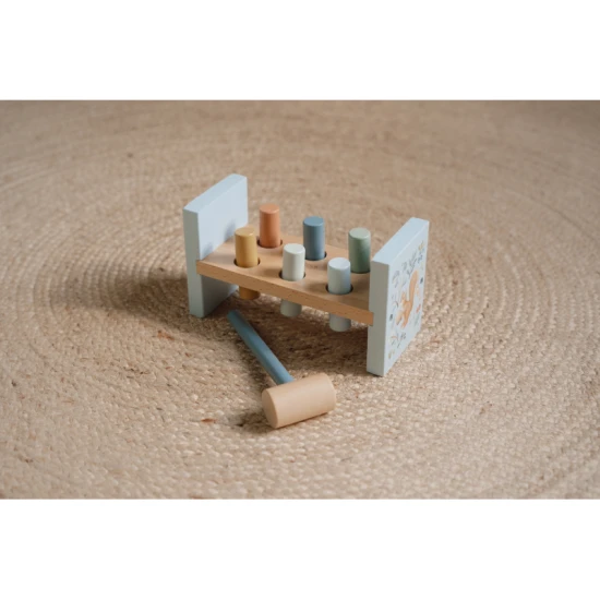 Drevená zatĺkačka Forest Friends s farebnými kolíkmi a kladivom