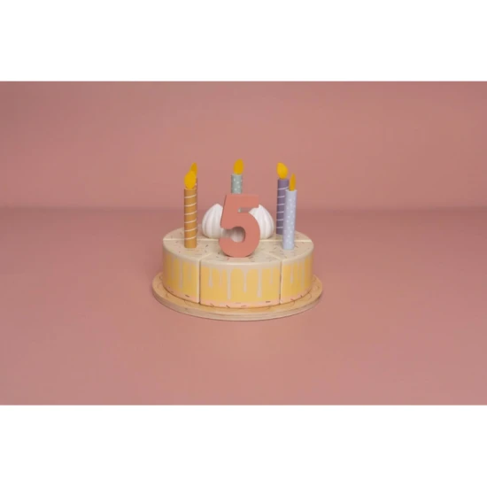 Narodeninová torta nesmie chýbať na žiadnej oslave.
