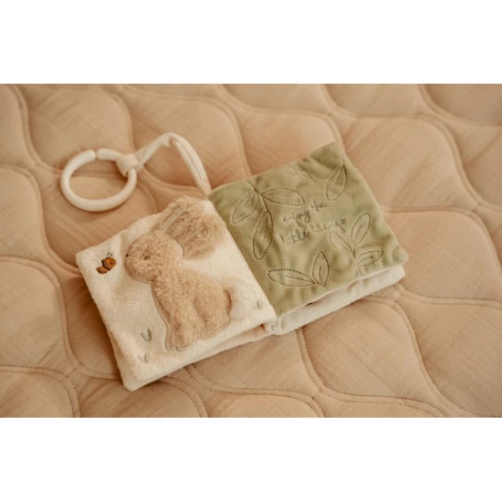 Závesná textilná knižka pre najmenších plná objavov