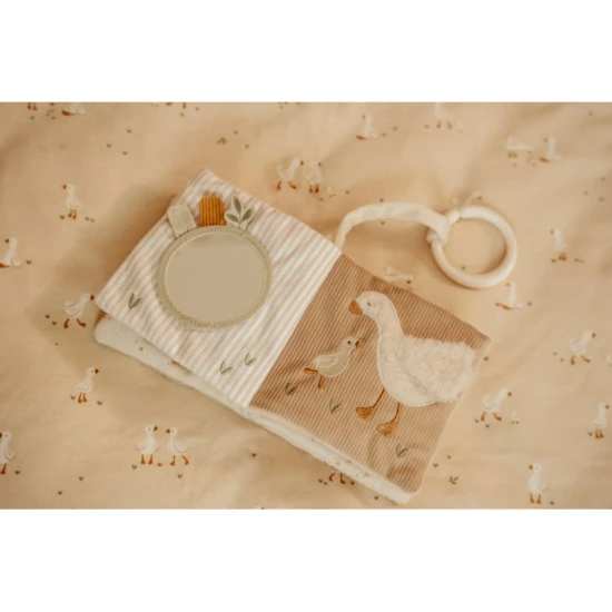 Závesná textilná knižka pre najmenších plná objavov