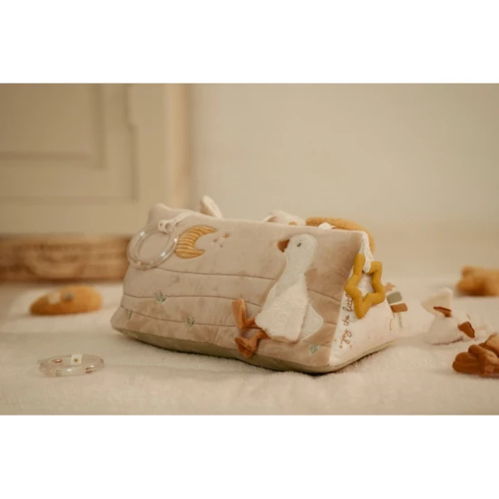 Trojhranný vankúšik s aktivitami Newborn Naturals od Little Dutch