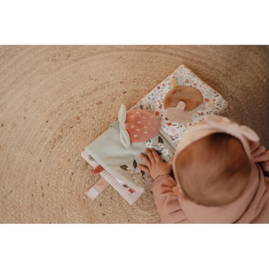 Textilná knižka s aktivitami Fairy Garden s motívmi zo života na záhrade