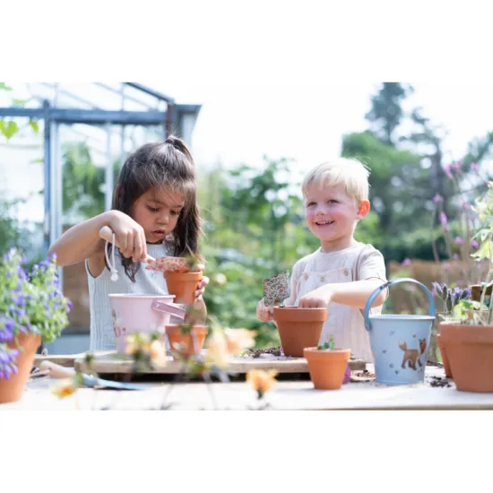 Kovové vedierko Fairy Garden s jemnou potlačou a praktickou rukoväťou
