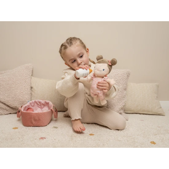 Originálna mäkká bábika s príslušenstvom Baby Rosa s prenosným košíkom na spanie.