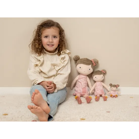 Nádherná bábika s menom Rosa z mäkkého jemného materiálu vo veľkosti 10 cm od Little Dutch.