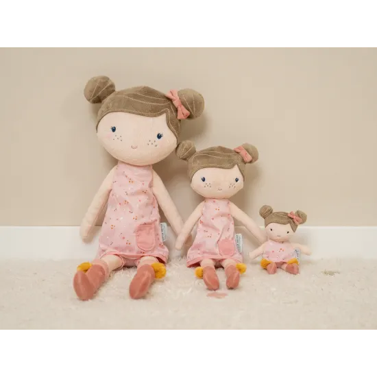 Nádherná bábika s menom Rosa z mäkkého jemného materiálu vo veľkosti 10 cm od Little Dutch.