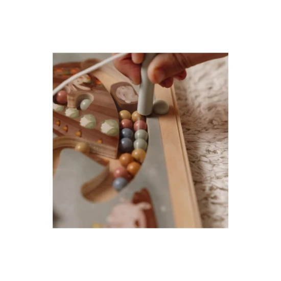 Objav všetky zákutia farmy vďaka magnetom. Magnetické bludisko cvičí jemnú motoriku a trpezlivosť.