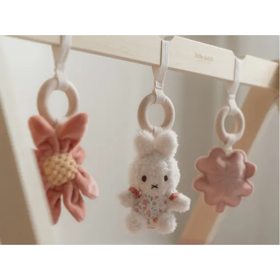 Drevená hrazdička Miffy Lucky Bottom s plyšovými hračkami – ideálna na rozvoj motoriky bábätka.
